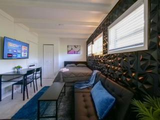 Cozy Studio - Private Patio, Grill & Firepit - 0