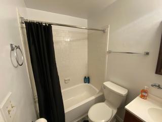 Queen bedroom in Hampton cozy house - 7