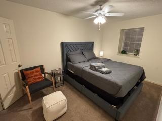 Queen bedroom in Hampton cozy house - 0