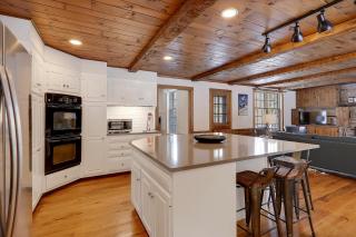 Two Chimneys: 5 br, a/c, fireplace, deck hot tub, firepit, garage - 5