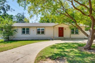 Walk to Campus, FSU Photo Wall Inviting Retreat! - 3