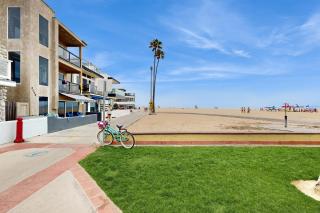 Newport Vacation Memories -Downstairs - 7