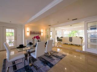 Trendy 3BR Holiday Escape - Near Hollywood Beach - 9