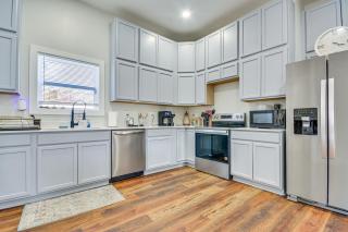 College Hub 1 Mi to Dtwn Greensboro Group Escape - 3