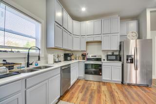 College Hub 1 Mi to Dtwn Greensboro Group Escape - 2