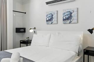 8BR 7 BA Sleeps 16 Wifi Walk to Beach - 0