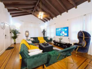 Miami Luxe 4BR 4BA with Pool, Hot Tub & Vibes - 8