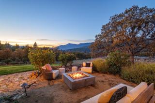Starry Oak Vineyard Retreat W Hot Tub - 5