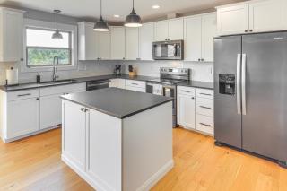 5 Mi to Dtwn, Stunning Views Weaverville Retreat! - 6