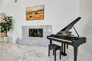 Elegant 4BR Home with Waterfall Pool, Spa and Fire Pit - Tarzana - 1