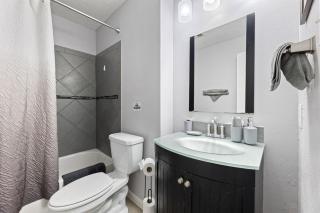 Spacious Retreat - Near IAH Airport & Lake Houston, Sleeps 9 - 3