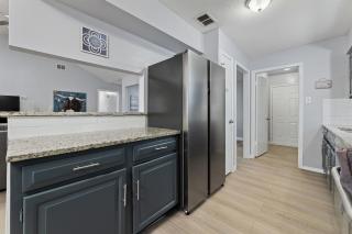 Spacious Humble Retreat - Near IAH & Lake Houston - Sleeps 9 - 2