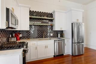 The Squares of Savannah: Chatham by Lucky Savannah - 1