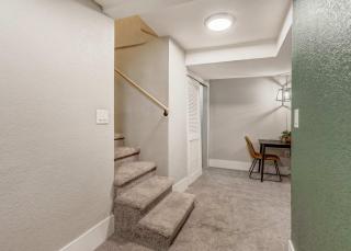 Institute Den Downtown Modern Basement Suite - 5