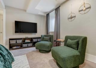 Institute Den Downtown Modern Basement Suite - 9