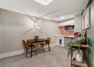 Institute Den Downtown Modern Basement Suite - 3