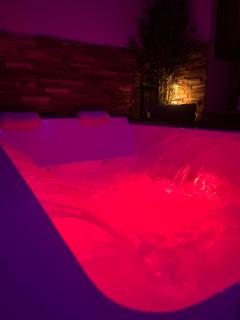 Nuit Magique en Love Room avec Jacuzzi Privé - 5