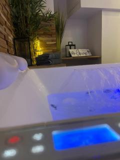 Nuit Magique en Love Room avec Jacuzzi Privé - 8
