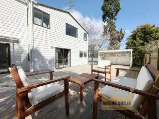 Perfect Getaway with Private Deck in Central Epsom - 0