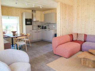 Modern Retreat Near Beach - 9