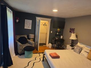Hidden and comfortable home away from home - 4