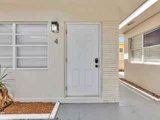 Dania Beach Getaway 2 Studios for 6 Guests - 8