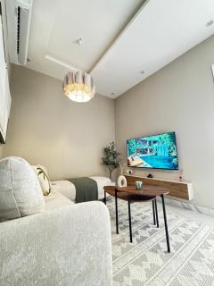 Boulevard View Luxury Apartment - 7