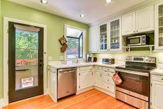6 Mi to Dtwn Pet-Friendly Home in Portland! - 6