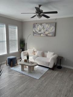 Chic 1BR Retreat in Magnolia Near The Woodlands - 9