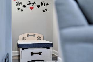 Lake Laurel Lux retreat-King-Dogs Welcome! Sleep 6 - 7