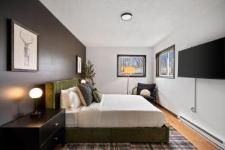 Cozy Poconos Retreat - pool table, hot tub, fire pit - 8