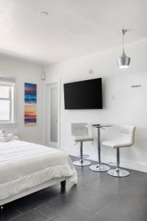 Cozy Beachside Studio 1 Block from the Ocean - 3