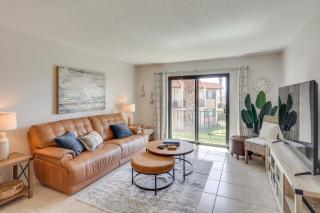 Less Than 2 Mi to London Bridge Chic Condo with Pool Access - 7