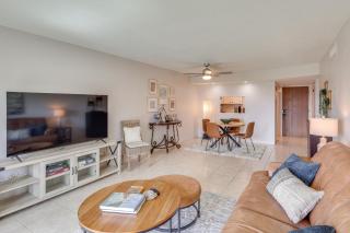 Less Than 2 Mi to London Bridge Chic Condo with Pool Access - 5