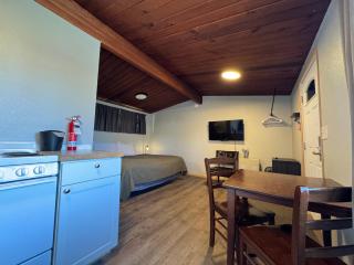 The Pioneer Motel - 6