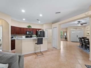 Tranquil & Spacious Family Retreat Swimming Pool - 3