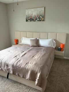 Comfortable 2BR Getaway Close to The Woodlands - 3