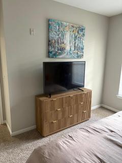 Comfortable 2BR Getaway Close to The Woodlands - 4