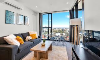 Gorgeous Views - Spacious CBD Skyline Escape - Relaxing Study Area - 9