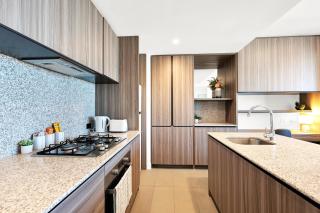 Gorgeous Views - Spacious CBD Skyline Escape - Relaxing Study Area - 2