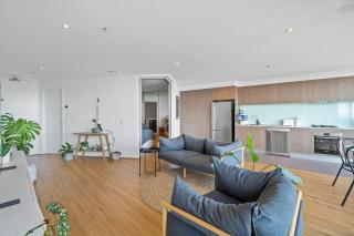 Grand Prix & Water View - Free Parking, Pool & Gym - 5