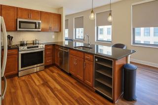 Spacious Downtown SQ Stadium, Casino, R&R HoF! - 5