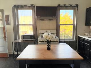 Free Parking! Private Rooftop! 3bd near downtown! - 0