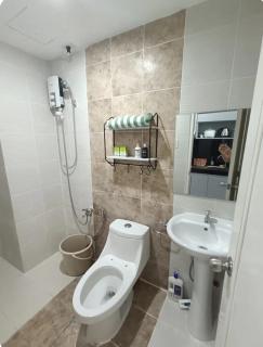 Kamuning MRT GMA 7 EDSA Veranda Pool Gym Netflix Internet - 4