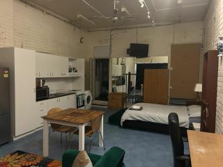 Spacious Studio in Quiet Northcote Neighbourhood - 4
