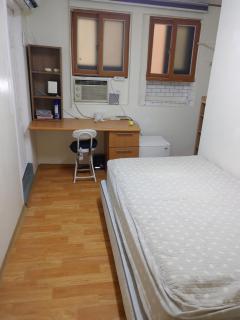 a short-term accommodation room close to the airport - 1