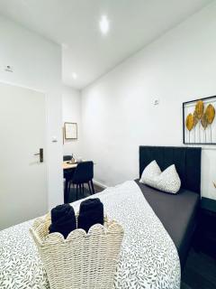 Elegant & Modern 1-Bedroom Studio Apartment - 1