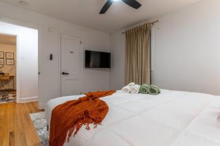 Cozy Luxe Escape, Raleigh 2BR Getaway, Sleeps 4, Pets, Kids & Business Travelers Welcome - 6