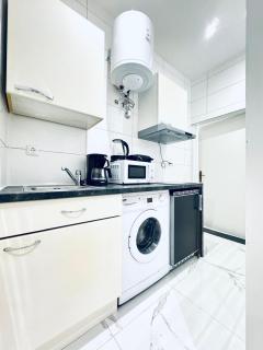 Studio Apartment with Washer Near Central Area - 5