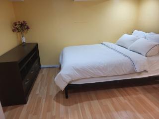 75 inch high mud house with separate entrance and exit, one bedroom, one living room, private bathroom, there is a cute cat, a few minutes walk to many restaurants, 8 minutes drive to the big waterfall - 2
